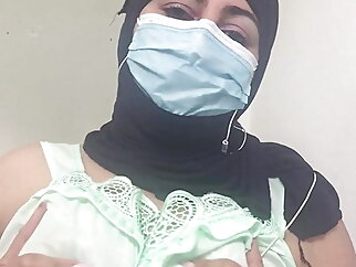 speaks tunisian wife